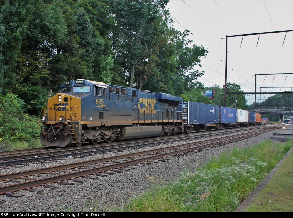 CSX 895 leads l032